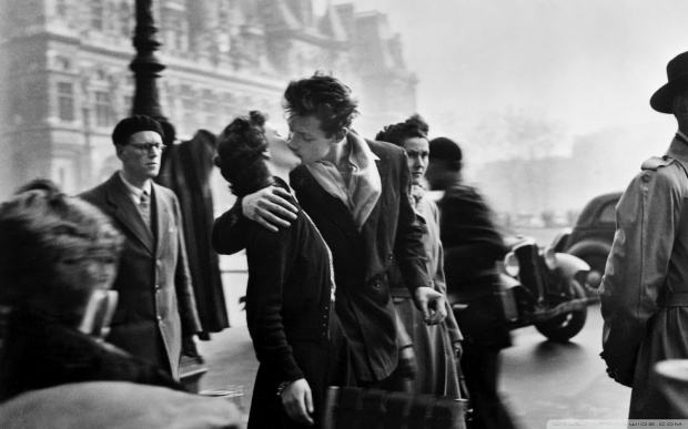 le-baiser-de-lhotel-de-ville-paris-1950-robert-doisneau-photography